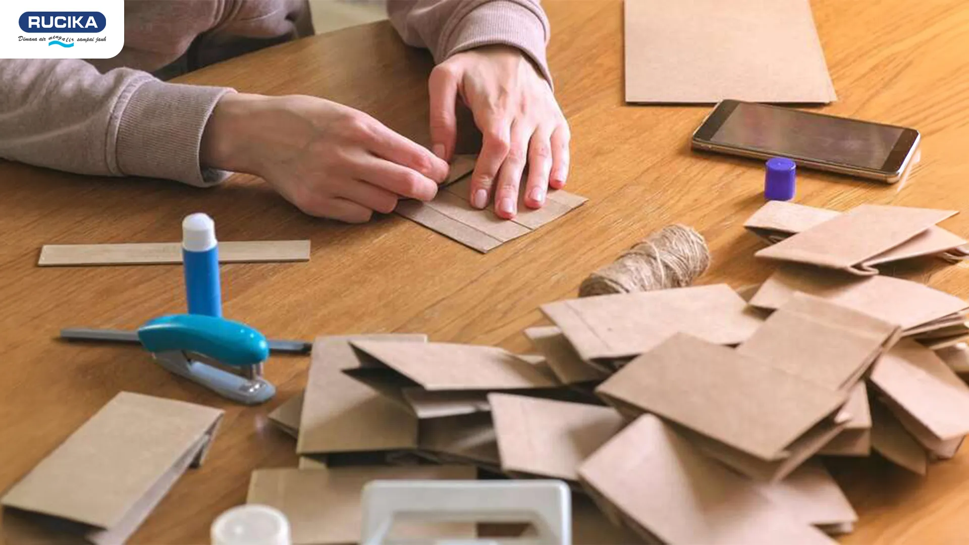 orang sedang membuat prakarya dari kertas
