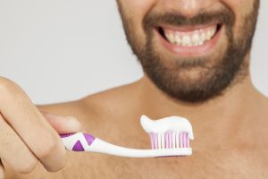 2. Saat menggosok gigi, jangan biarkan air terus menyala dan terbuang sia-sia