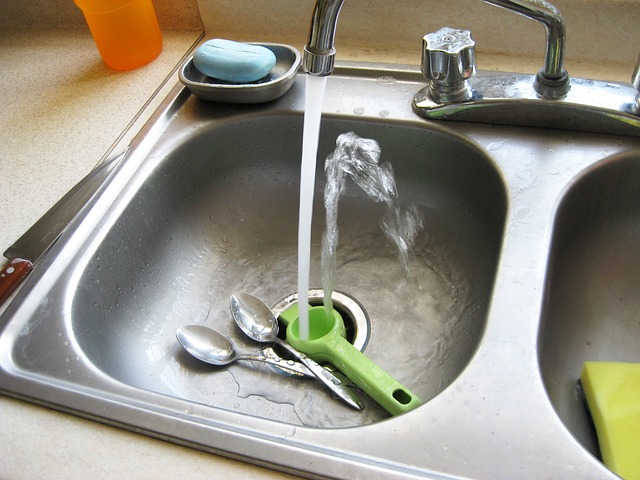 3. Jika anda mencuci piring, juga jangan nyalakan air terus menerus