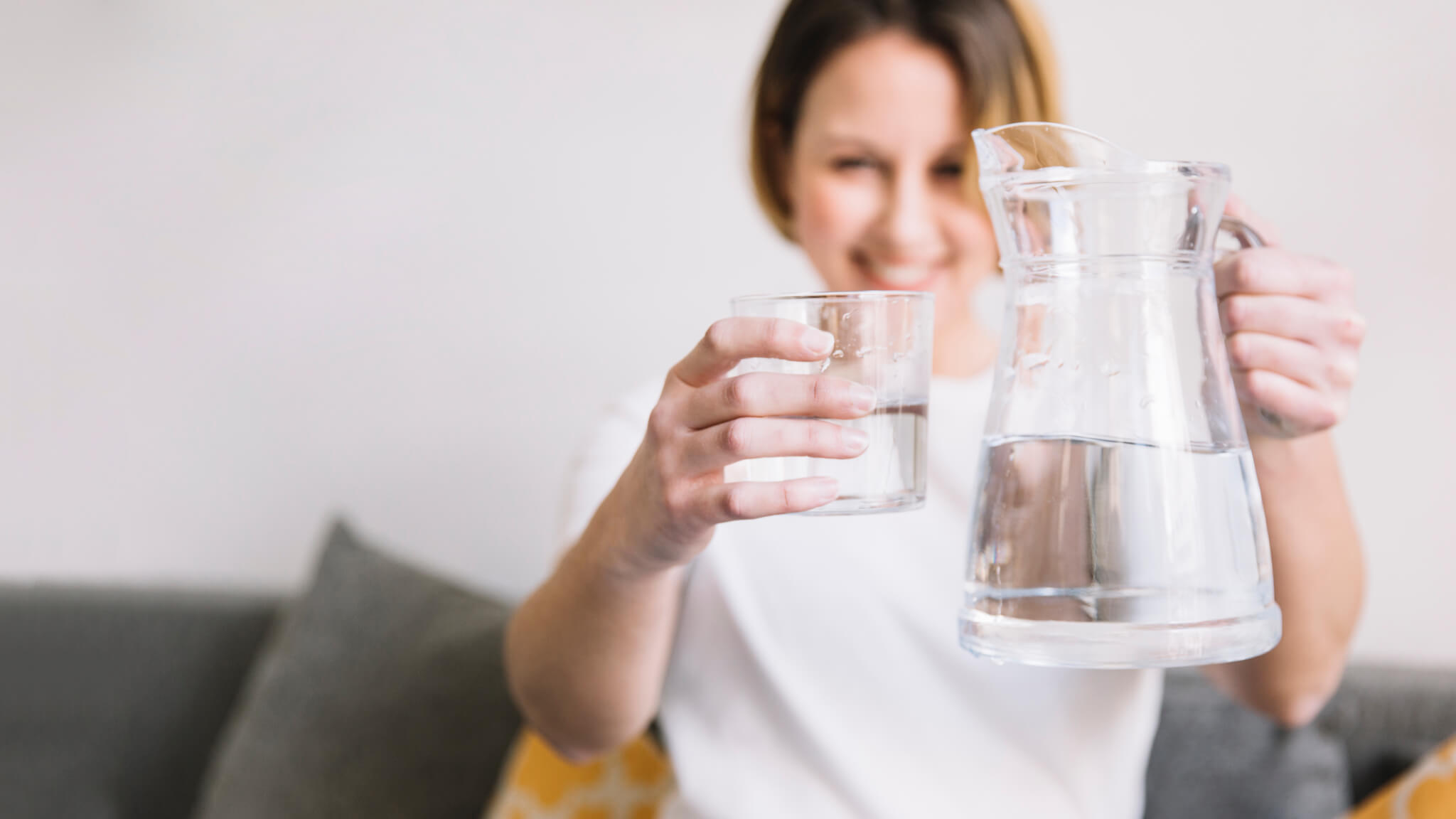 Много стаканов воды. Человек со стаканом воды. Женщина со стаканом воды. Девушка пьет воду. Женщина наливает воду.