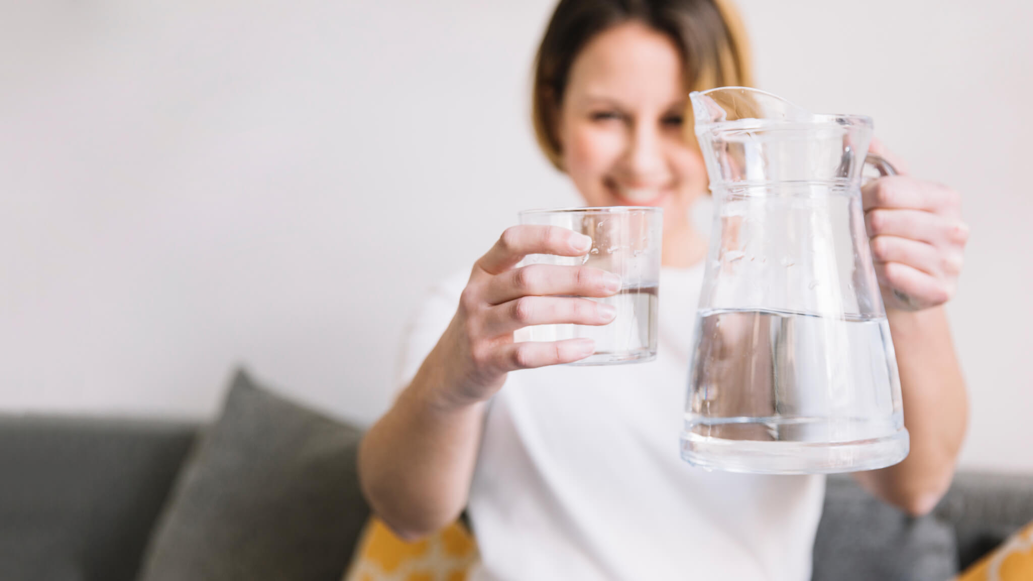 Не дали стакан воды. Стакан воды. Девушка пьет воду. Женщина со стаканом воды. Женщина наливает воду.