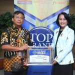 kategori sambungan pipa diterima oleh Yustinus Dwiyanto Sigit selaku Chief of Commercial Project Channel dan Stefani Rury Palasari selaku Private Project Div. Head