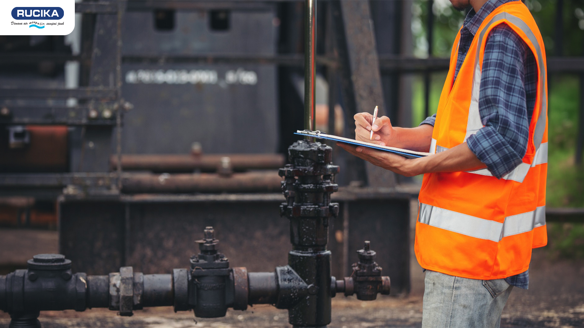 engineer sedang mencatat apa aja yang perlu diperbaiki di sumur
