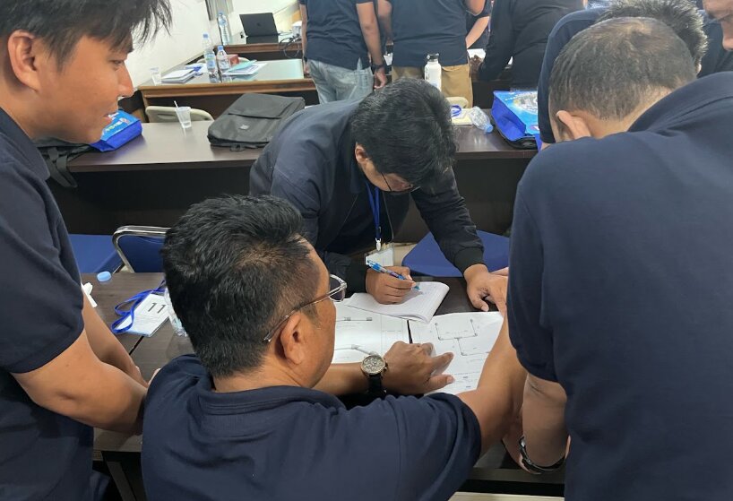 Praktik penyambungan pipa oleh peserta Diklat DPUPR Garut