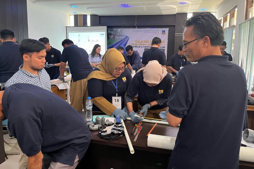Praktik penyambungan pipa oleh peserta Diklat DPUPR Garut