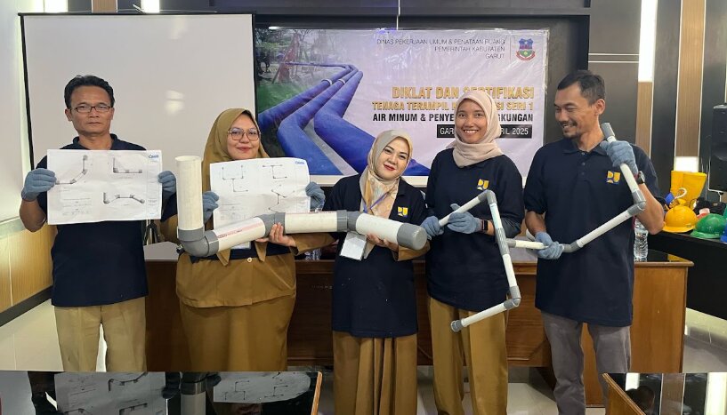 Peserta Diklat DPUPR Garut bersama hasil praktik instalasi pipa